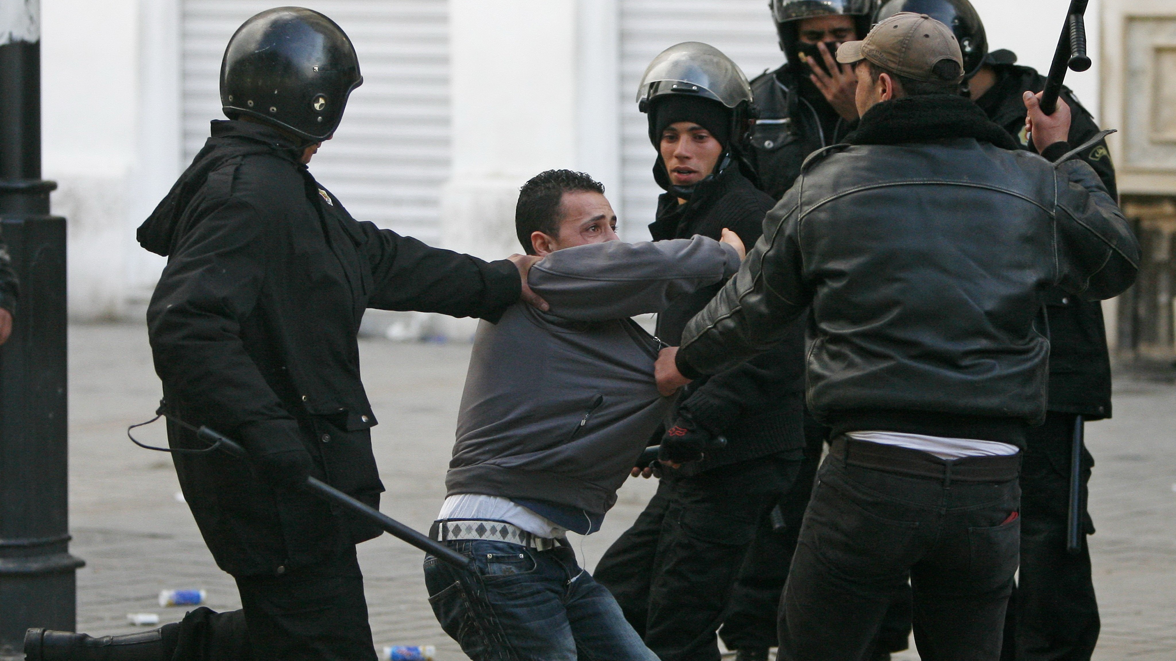Jedna z posledných fotografií fotografa Lucasa Dolegu, ktorého zabil granát pri nepokojoch v Tunisku